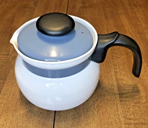 Tetera vintage Corning Ware 8 tazas blanca con tapa azul y banda arándano P-168 - Imagen 1 de 14