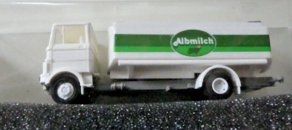 Praline 82112 1:87 H0 MERCEDES BENZ LP 809 Camion Cisterna Albmilch Nuovo in OVP - Immagine 1 di 3