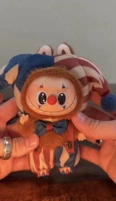 Llavero serie “VENDEDOR DE ESTADOS UNIDOS” Pop Mart POR QUÉ TAN SERIO MALABARISMO PAYASO CONFIRMADO Foto 1 de 3