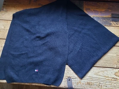 Bufanda de invierno negra Tommy Hilfiger, 11 por 70 pulgadas. Clásico, suave Foto 1 de 4