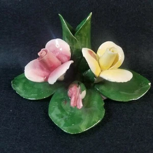 Capodimonte vintage decorativo fiori rosa e gialli 4,5" steli foglie porcellana - Foto 1 di 8
