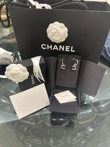 Auténticos pendientes de aro Chanel 2025 cristal dos tonos CC encanto - Imagen 1 de 12