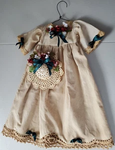 Vintage decorative baby gown and hat - Picture 1 of 2