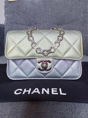 Bolso de Mano Chanel Solapa Arco Iris CC Gradiente Metálico Foto 1 de 4