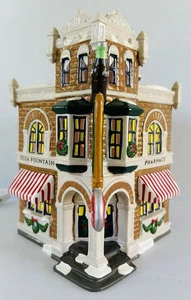 Dept 56 Villaggio di Natale Coca-Cola Angolo Farmacia Negozio Snow Village Collezione - Foto 1 di 10