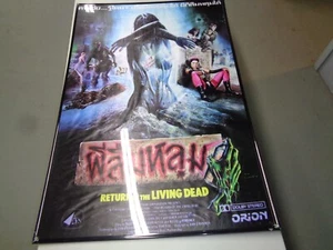 Póster de seda tailandés firmado por Linnea Quigley El regreso de los muertos vivientes basura RARA - Imagen 1 de 7