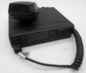Motorola CM200d DIGITAL 403-470 MHz 25 Watts AAM01QNC9JC1AN w/ Microphone - Picture 1 of 11