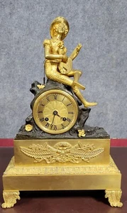 Pendule au Troubadour en bronze patiné et doré Epoque Empire vers 1810 - Imagen 1 de 9