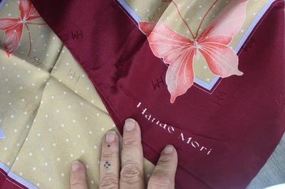 Bufanda de seda mariposa vintage Hanae Mori Foto 1 de 4