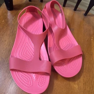 Crocs Serena T-Riemen kultige bequeme Sandalen wassermelonenrosa Damengröße 9 Weite - Bild 1 von 12