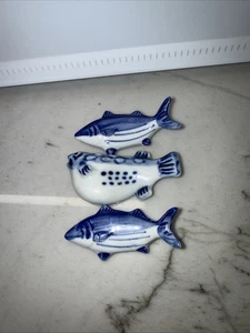2 Vintage Kotobuki Porzellan Fisch Keramik Japan Essstäbchen Rest & 1 Fugu Fisch - Bild 1 von 3