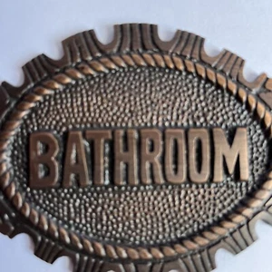 Letrero de “baño” ovalado de latón macizo interior bronce frotado con aceite 5” X 3” herrajes incluidos - Imagen 1 de 4