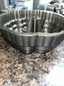 Wilton Bundt Cake Pan 10 Cups Queen Of Hearts Cast Aluminum Non Stick —NEW— - Picture 1 of 6
