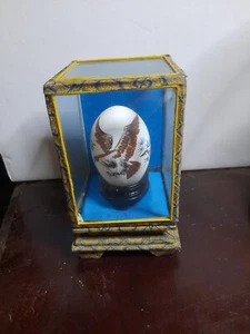 Huevo pintado a mano halcón asiático vintage en caja de vidrio sobre soporte de lujo - Imagen 1 de 5