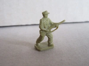 B745 Soldado Alemán Vintage Con Fusil Figurita Juguete De Plástico Ho 2 Cm - Picture 1 of 5