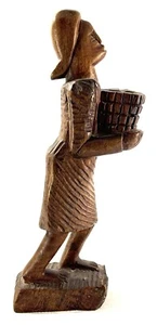 "Estatua de mujer de arte popular de madera tallada a mano de colección cesta de transporte 9,75""" - Imagen 1 de 8