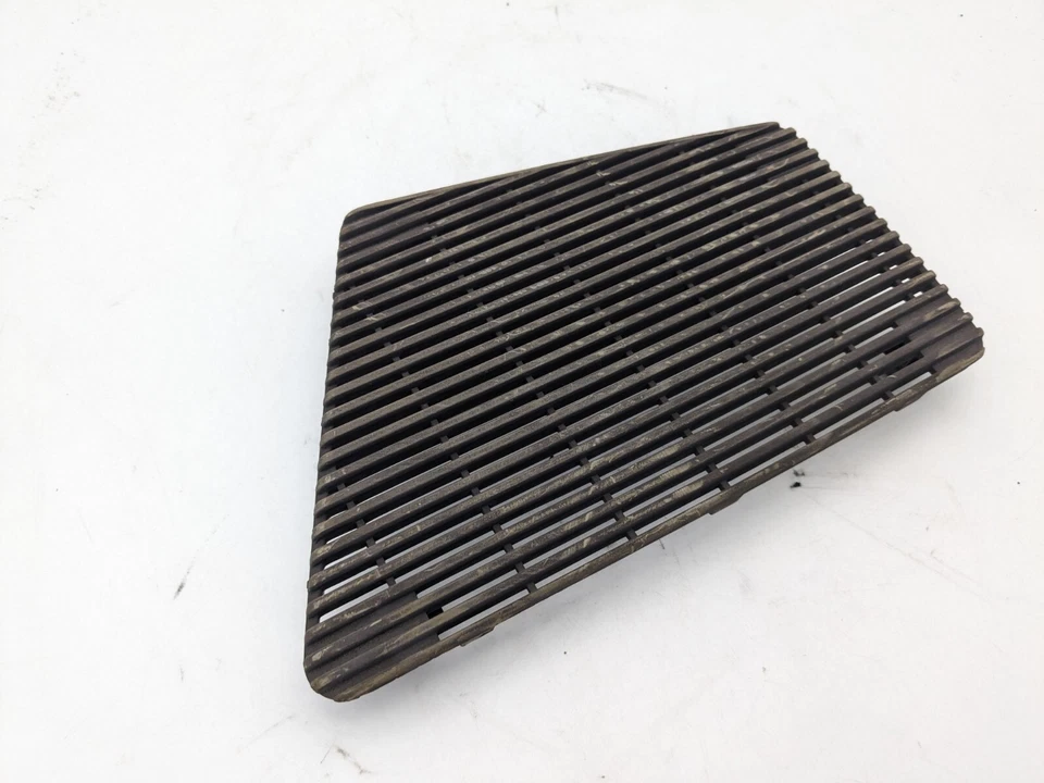 Крышка динамика передней панели 85-89 Merkur XR4Ti - желтовато-коричневая - Изображение 1 из 4