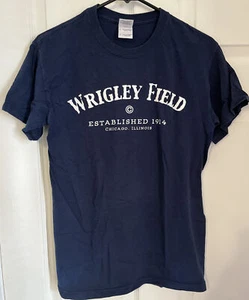 Camisa Wrigley Field Establecida 1914 Azul Marino Chicago Cubs Gildan Pequeña - Imagen 1 de 1