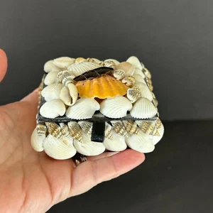 Vintage mit Muschel besetzte Schmuckschatulle quadratisch Klappdeckel Samt gefüttert Schmuckring - Bild 1 von 10