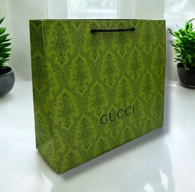 "Bolsa de regalo de compras clásica verde impresa Gucci mediana 12,75"" x 11"" x 4"" sesiones de fotos" Foto 1 de 3