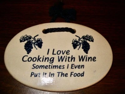 Placa de pared Mountaine Meadows Pottery hecha a mano EE. UU. Me encanta cocinar con vino  Foto 1 de 3