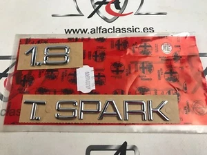 EMBLEMA VERSIÓN ALFA ROMEO “1.8 TWIN SPARK” REF OEM 60654817 - Imagen 1 de 6