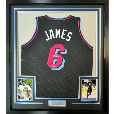 Camiseta deportiva LeBron James 33x42 negra reimpresión láser autografiada facsímil enmarcada Foto 1 de 2