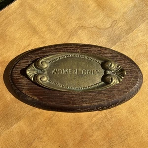 Vintage Art Deco Women Only Badezimmer Messing Holz Schild Rahmen Toilette Theater - Bild 1 von 15