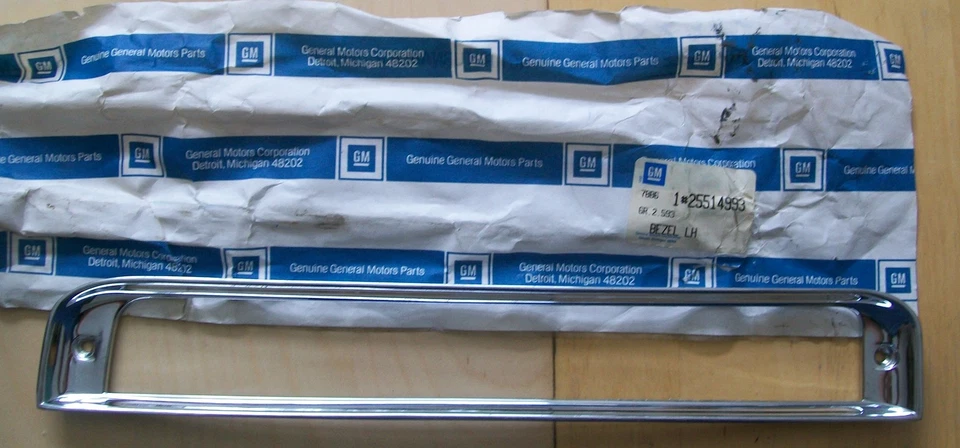 25514993 genuine OE Buick Electra LeSabre parking light bezel NOS - Image 1 of 1