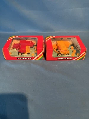(2) Empacadoras New Holland británicas de colección 377 y 940 1/32 con pacas para descargar Foto 1 de 4