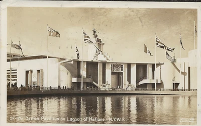 RPPC: Pabellón Británico en la Laguna de las Naciones, Feria Mundial de Nueva York, 1939 Foto 1 de 2