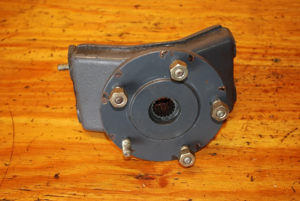 Brida de buje de rueda trasera Kubota G2000-S 66111-46160 con soporte 66111-46135 Foto 1 de 3