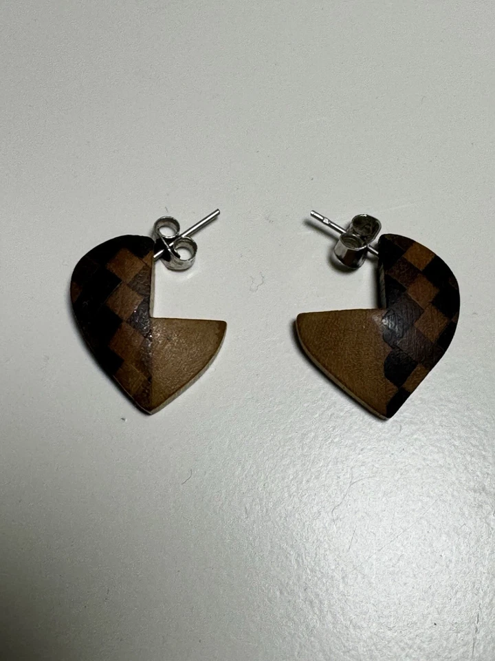Aretes de corazón geométricos de madera Foto 1 de 1