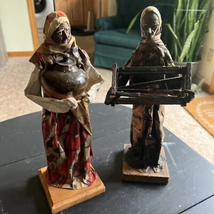 "Lote de colección si 2 figuras de papel maché de arte popular mexicano sosteniendo una caja, olla de barro 13""" - Imagen 1 de 8