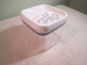 Contenedor de plástico Better Homes & Gardens de 6,5 tazas con tapa de sellado - Imagen 1 de 10