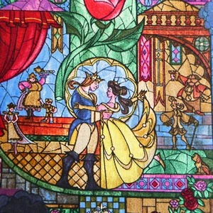 Tela de edredón de algodón vitral Bella Bella de Disney 30x36+ remanente - Imagen 1 de 8
