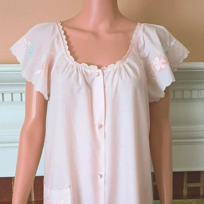 Bata Barbizon Rosa Floral Bordada M Botón Frontal Vieira Mangas Aleteadas Foto 1 de 4