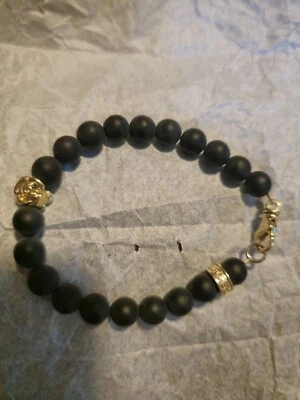 Brazalete de cuentas de ónix mate de 8 mm con anillo con logotipo de rosa de oro de 10 k y cierre de langosta  Foto 1 de 3