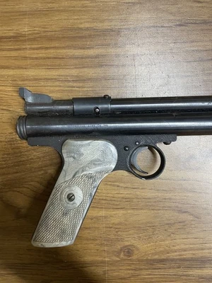 Pistola de aire comprimido Crosman 150, .22 CO2 de colección con empuñaduras blancas Foto 1 de 4