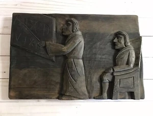 Antica Targa Arte Popolare Intaglio Legno Intagliato Rilievo Uomo Insegnante Studente Primitivo - Foto 1 di 8