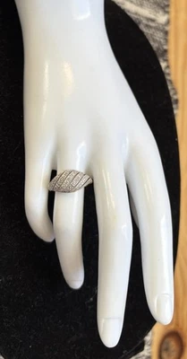 Anillo con cúpula de diamantes engarzado en oro en plata de ley talla 7 Foto 1 de 4