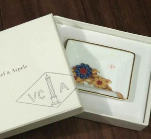Bandeja de accesorios para platos pequeños de cerámica Van Cleef & Arpels sin usar soporte para joyas con caja - Imagen 1 de 4