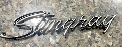 *ЭМБЛЕМА 3956216 CORVETTE STRINGRAY 1968-76 CHEVROLET ОРИГИНАЛЬНЫЙ МЕТАЛЛ ИМЕЕТ КЛЕЙ - Изображение 1 из 4