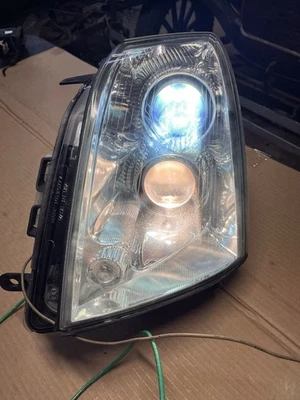 Faro de xenón oculto Cadillac STS 2005-2011. Probado. Pestañas de montaje en su lugar.IZQUIERDA Foto 1 de 4