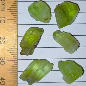 Piedras preciosas de peridoto paquete de cristales naturales sueltos ásperos Olivino Forsterita 45,7 quilates - Imagen 1 de 7