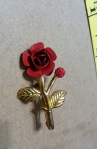 BEAUTIFUL RED ROSE BROOCH  - Picture 1 of 2
