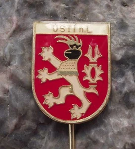 Usti nad Labem León con Casco de Caballero Cresta Heráldica Escudo de Armas Pin Insignia - Imagen 1 de 3