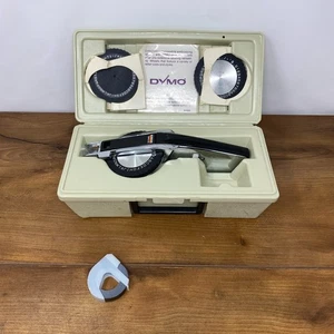 Kit etichettatrice DYMO 1570 Deluxe cromata vintage e 3 ruote in rilievo - Foto 1 di 12