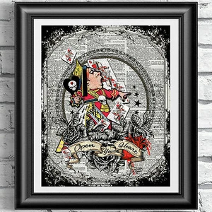 KUNSTDRUCK AUF ORIGINAL ANTIKER BUCHSEITE Tattoo Alice Herzkönigin Wörterbuch - Bild 1 von 3