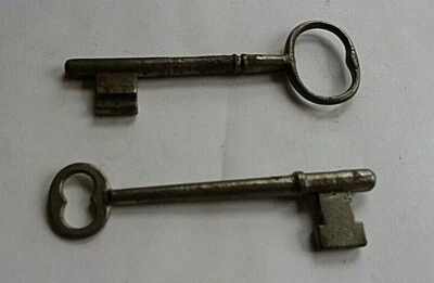 TWO ANTIQUE 4 1/4 AND 4 1/2 INCH LONG IRON SKELETON KEYS. - Image 1 of 4